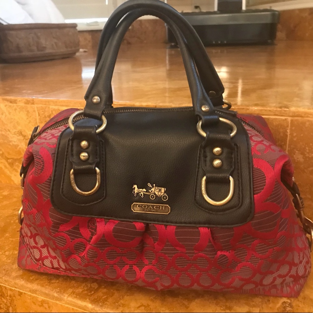Beautiful & Classic Everyday handbag!